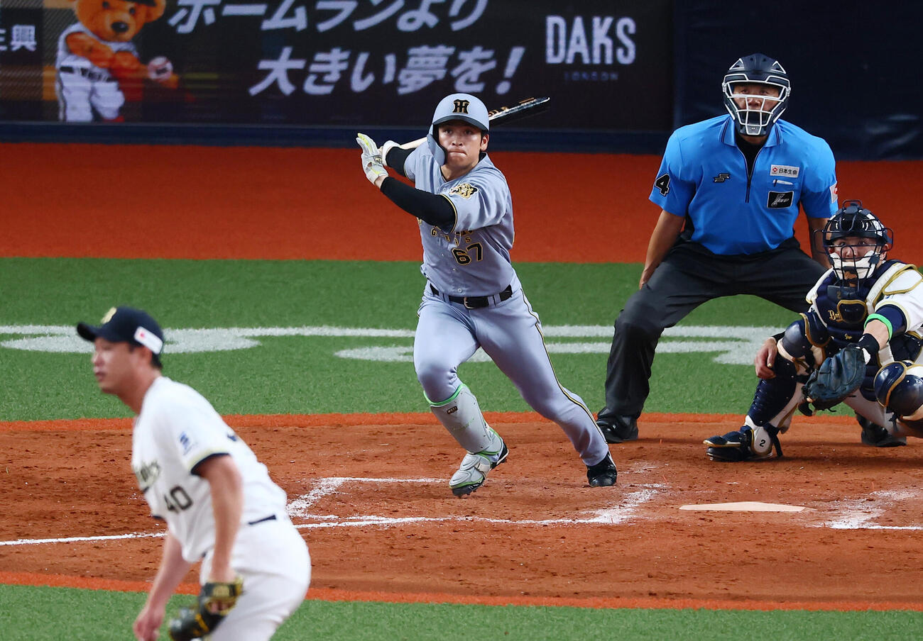 オリックス対阪神　9回表阪神2死二塁、高寺望夢は中越え適時三塁打を放つ。投手岩崎翔（撮影・加藤哉）