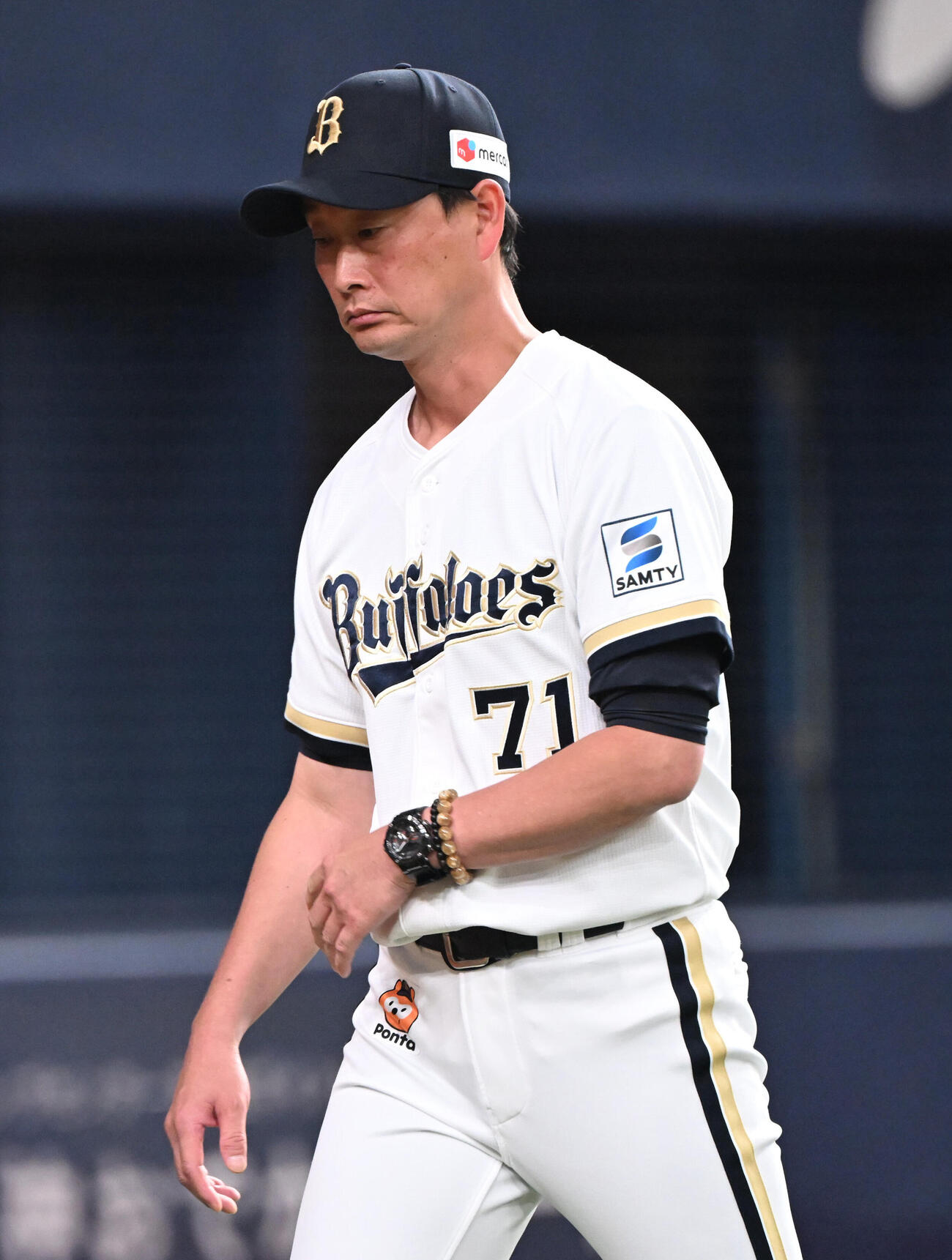 オリックス対阪神　6回を終え、選手の交代を告げるオリックス岸田護監督（撮影・和賀正仁）