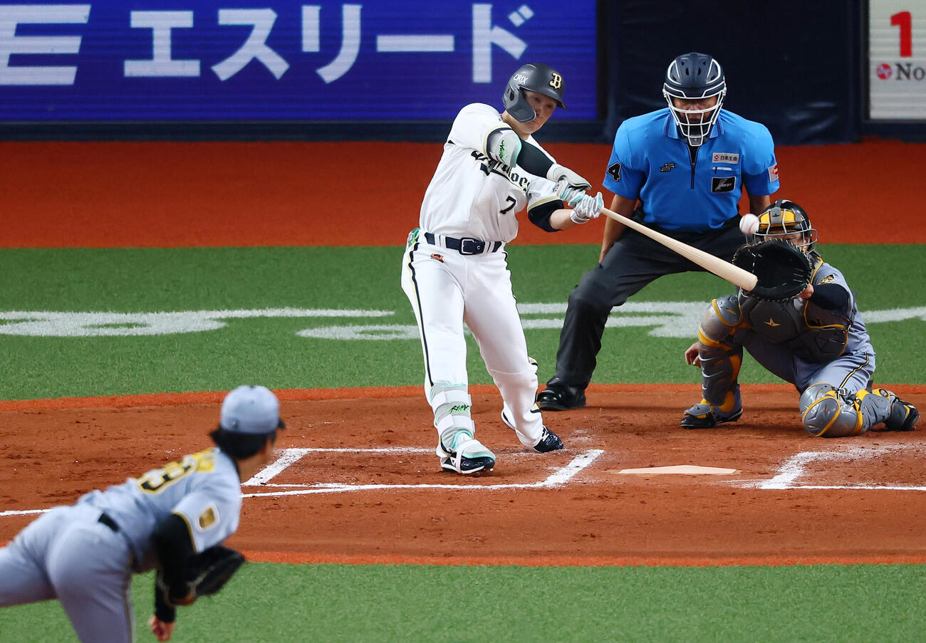 オリックス対阪神　6回裏オリックス無死一、二塁、西川龍馬は左越え適時二塁打を放つ。投手高橋遥人（撮影・加藤哉）