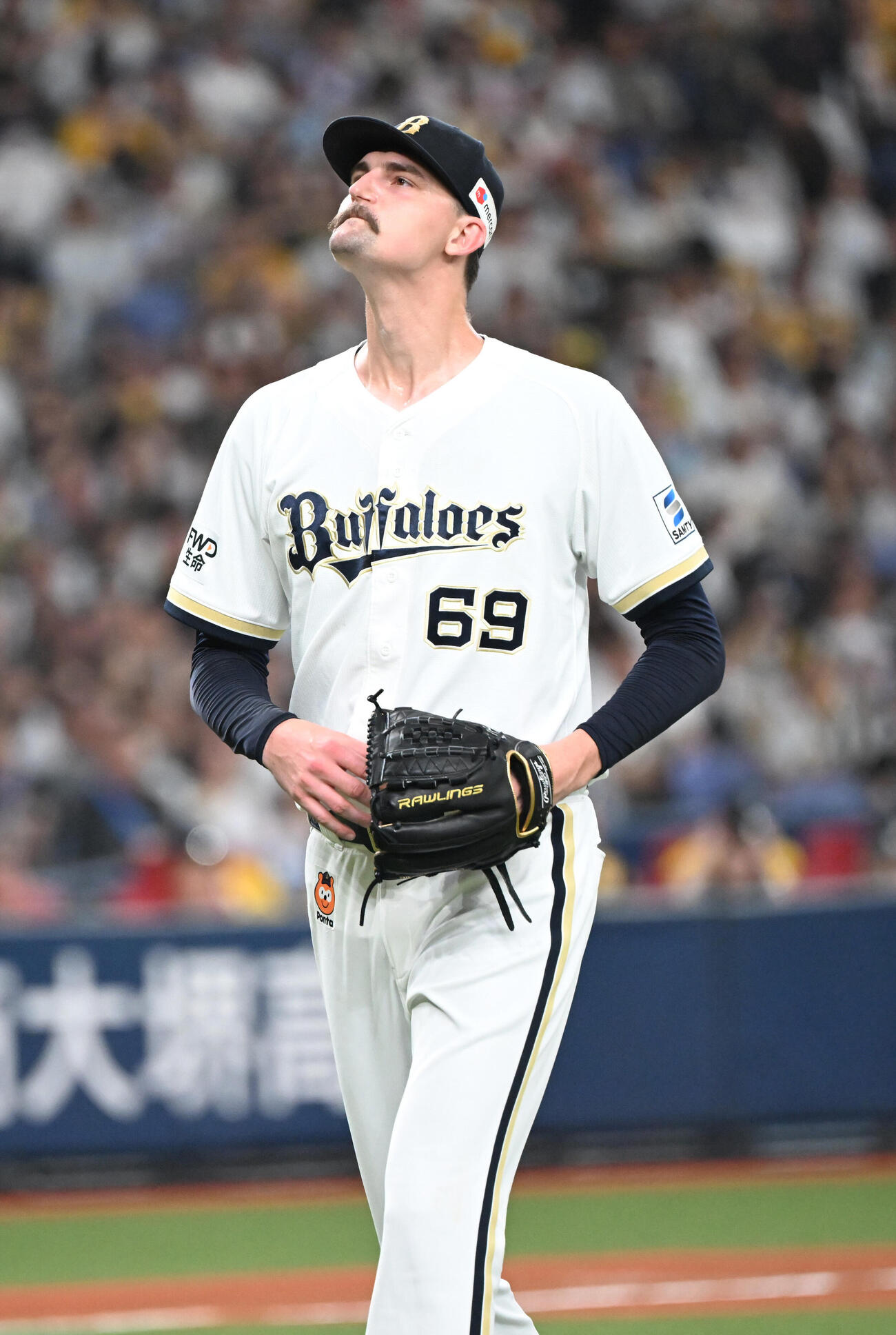 オリックス対阪神　6回、2点を失いベンチに引き揚げるオリックス・シェーン・ジェリー（撮影・和賀正仁）
