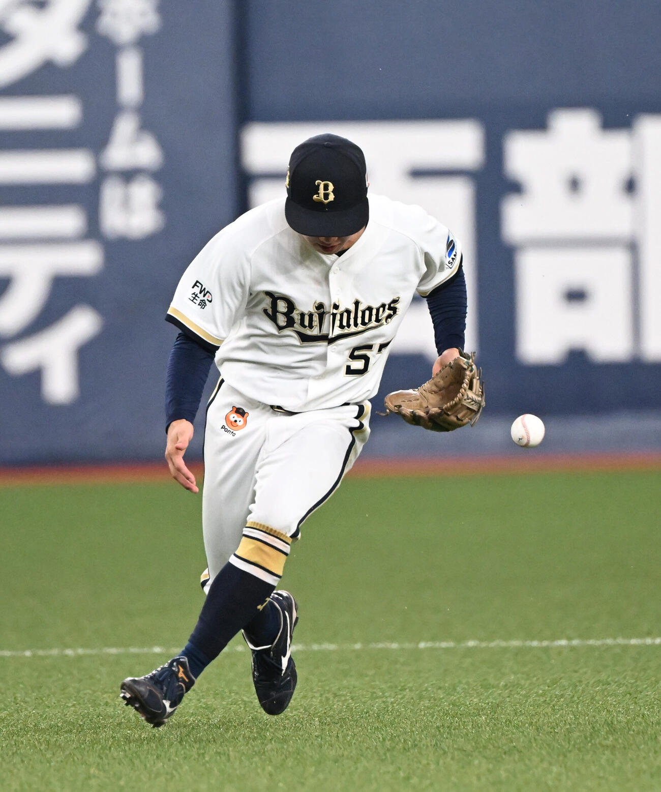 オリックス対阪神　6回表阪神1死一、二塁、嶋村の打球を失策する遊撃手宜保翔（撮影・和賀正仁）