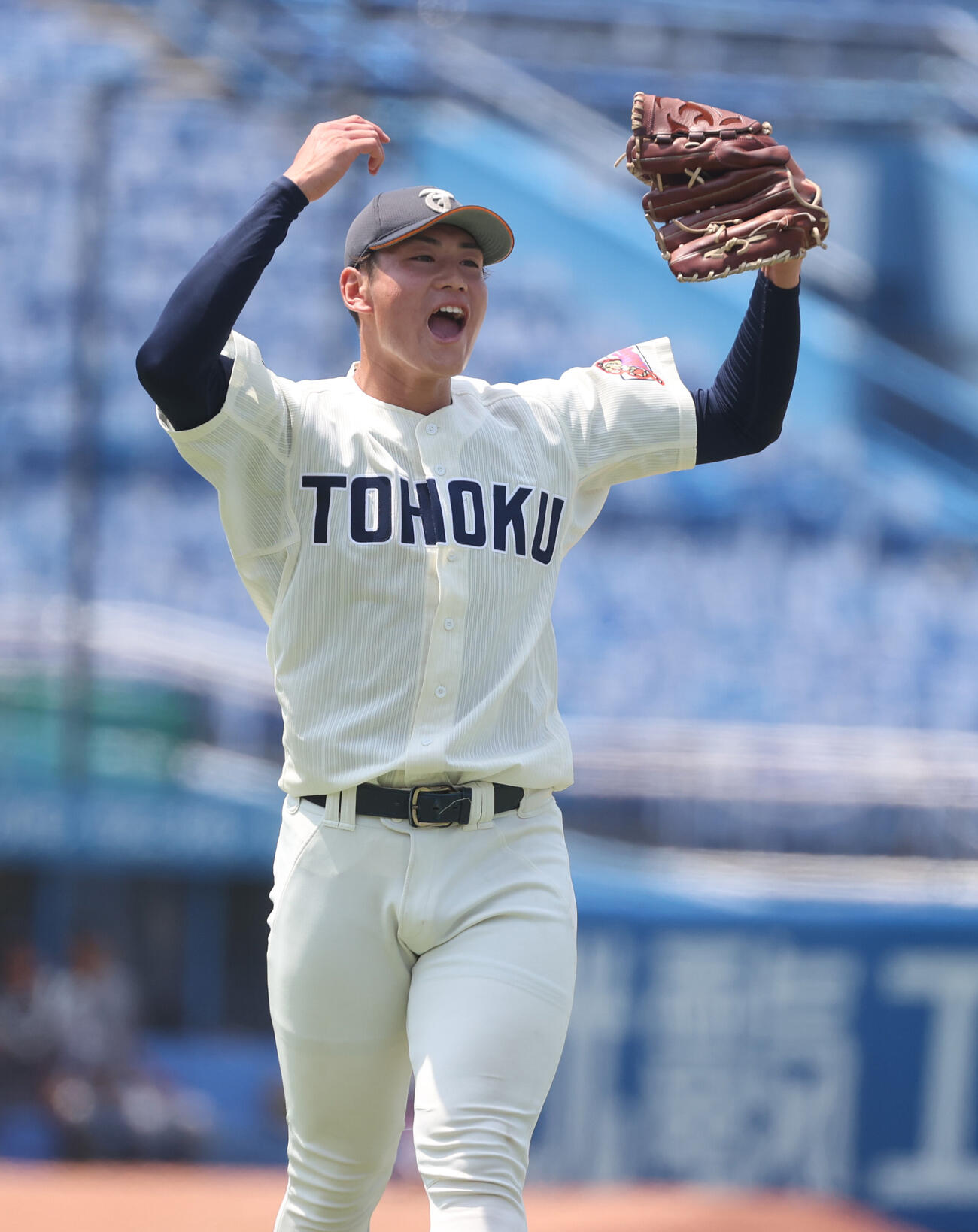 東北福祉大対慶大　8回から登板した東北福祉大・猪俣駿太はピンチを抑えガッツポーズする（撮影・柴田隆二）