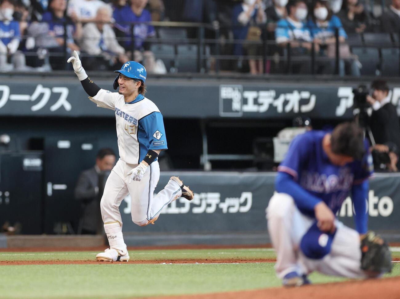 日本ハム対中日　9回裏日本ハム1死、サヨナラ本塁打を放ちガッツポーズの水野達稀。右は草加勝（撮影・黒川智章）
