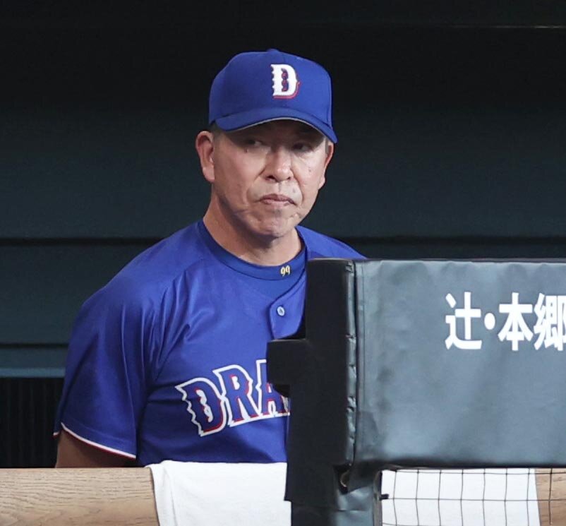 日本ハム」対中日　試合を見つめる井上一樹監督（撮影・黒川智章）