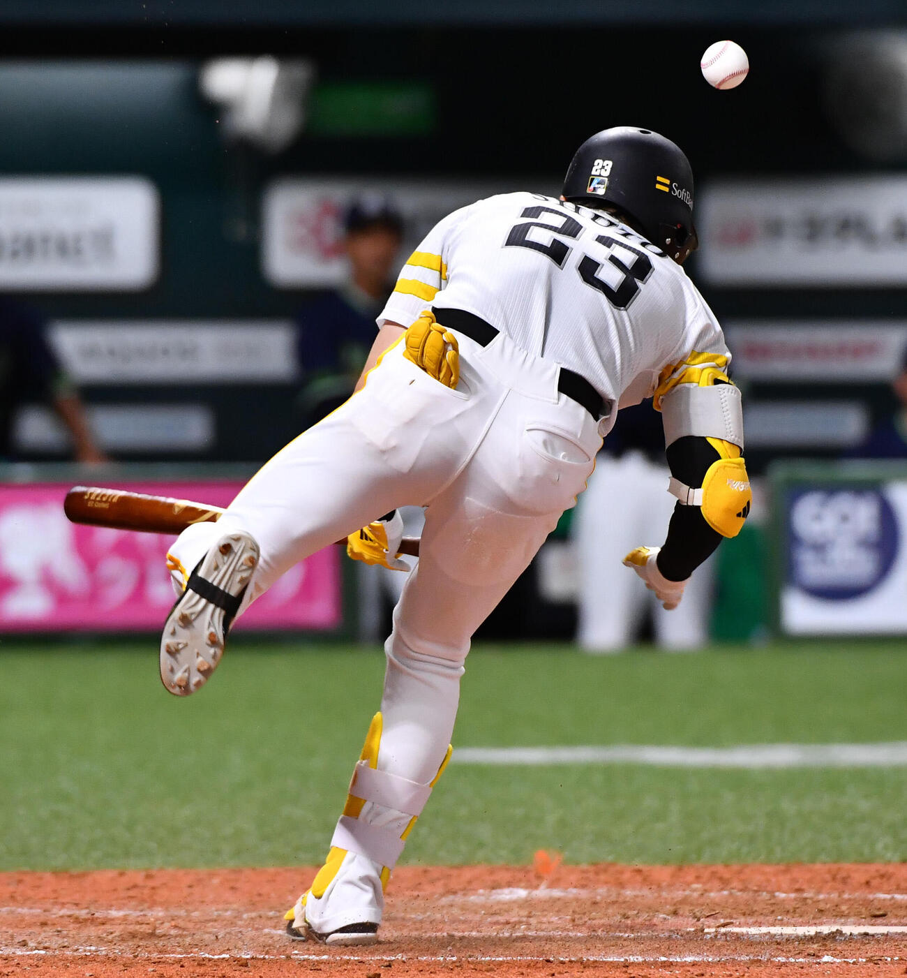 12日ヤクルト戦で死球を受ける周東佑京