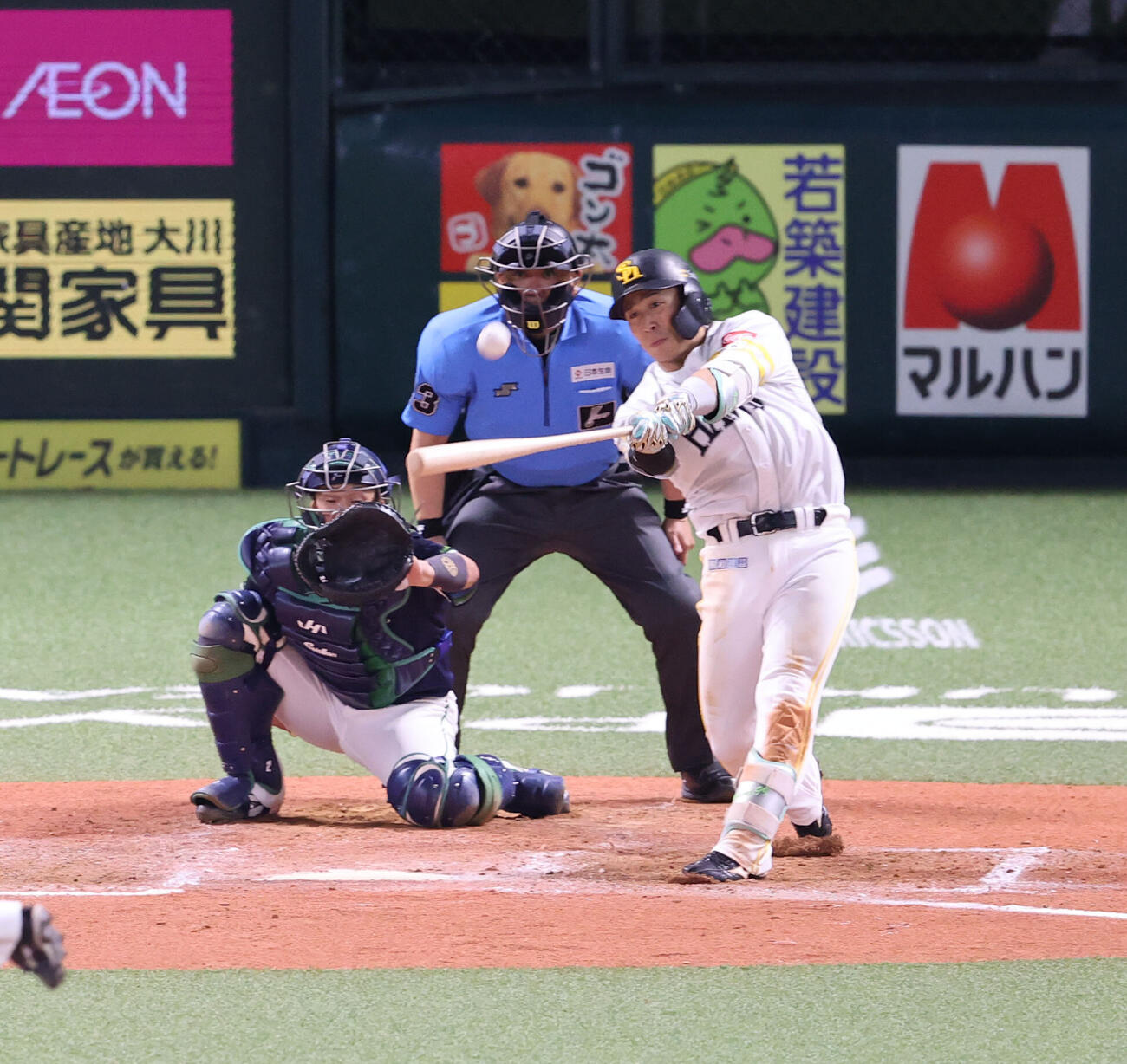 ソフトバンク対ヤクルト　7回裏ソフトバンク1死一塁、野村勇は左越えに2点本塁打を放つ（撮影・梅根麻紀）