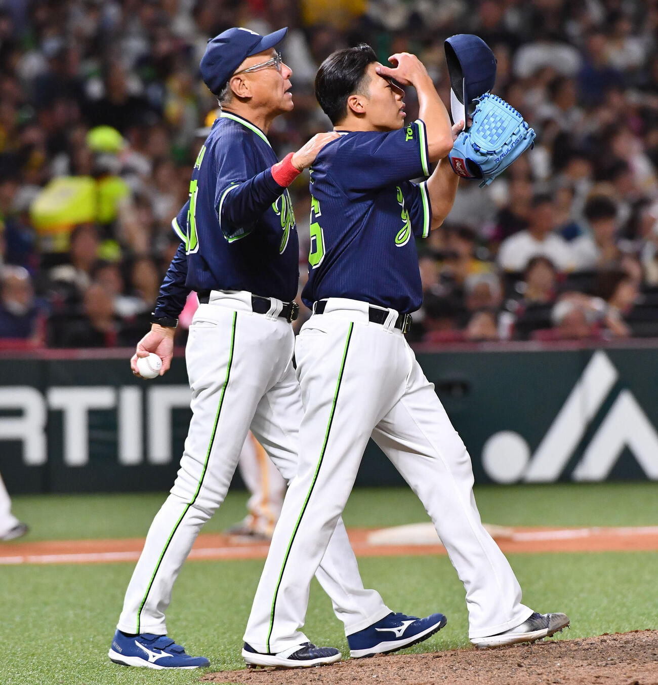 ソフトバンク対ヤクルト　6回裏、今宮健太に犠飛を許し、山野太一（右）の降板を告げ、肩を組みながらマウンドへ向かうヤクルト池山隆寛監督（撮影・岩下翔太）