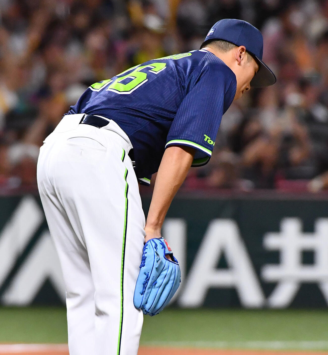 ソフトバンク対ヤクルト　6回裏ソフトバンク無死、野村勇に中越え本塁打を打たれ、肩を落とす山野太一（撮影・岩下翔太）