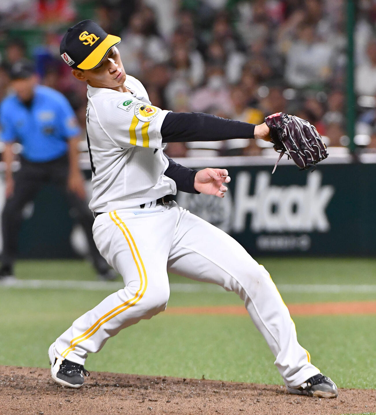 ソフトバンク対ヤクルト　4回表ヤクルト2死二塁、ホセ・オスナを投ゴロに抑える前田悠伍（撮影・岩下翔太）
