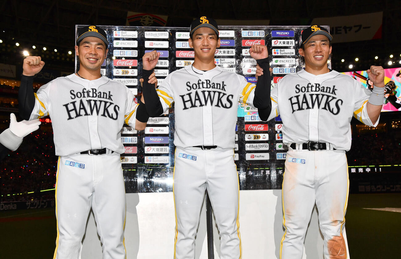 ソフトバンク対ヤクルト　ヤクルトに勝利しお立ち台でガッツポーズする、左からソフトバンク近藤健介、前田悠伍、野村勇（撮影・岩下翔太）