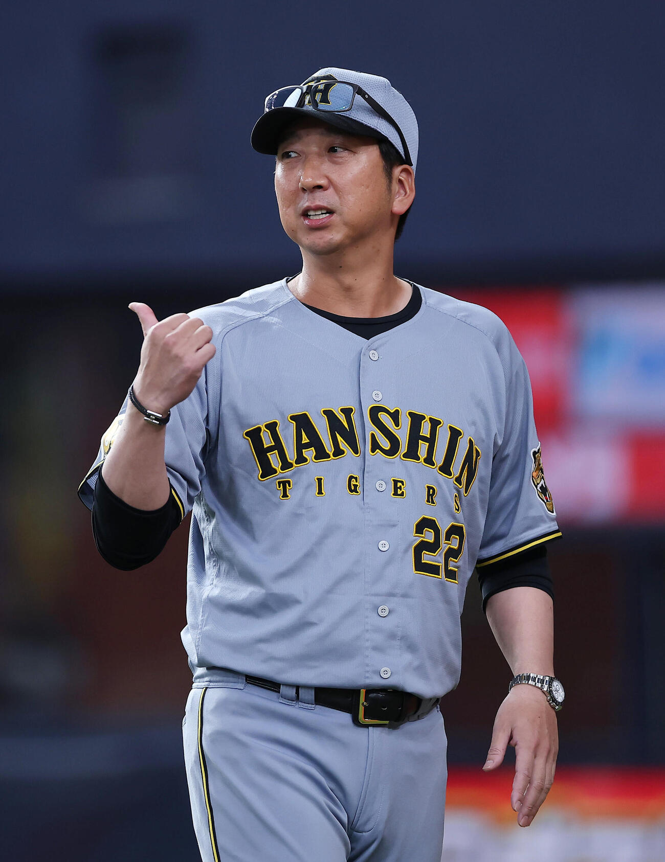 オリックス対阪神　7回裏オリックス2死一、二塁、投手交代を告げる藤川球児監督（撮影・前田充）
