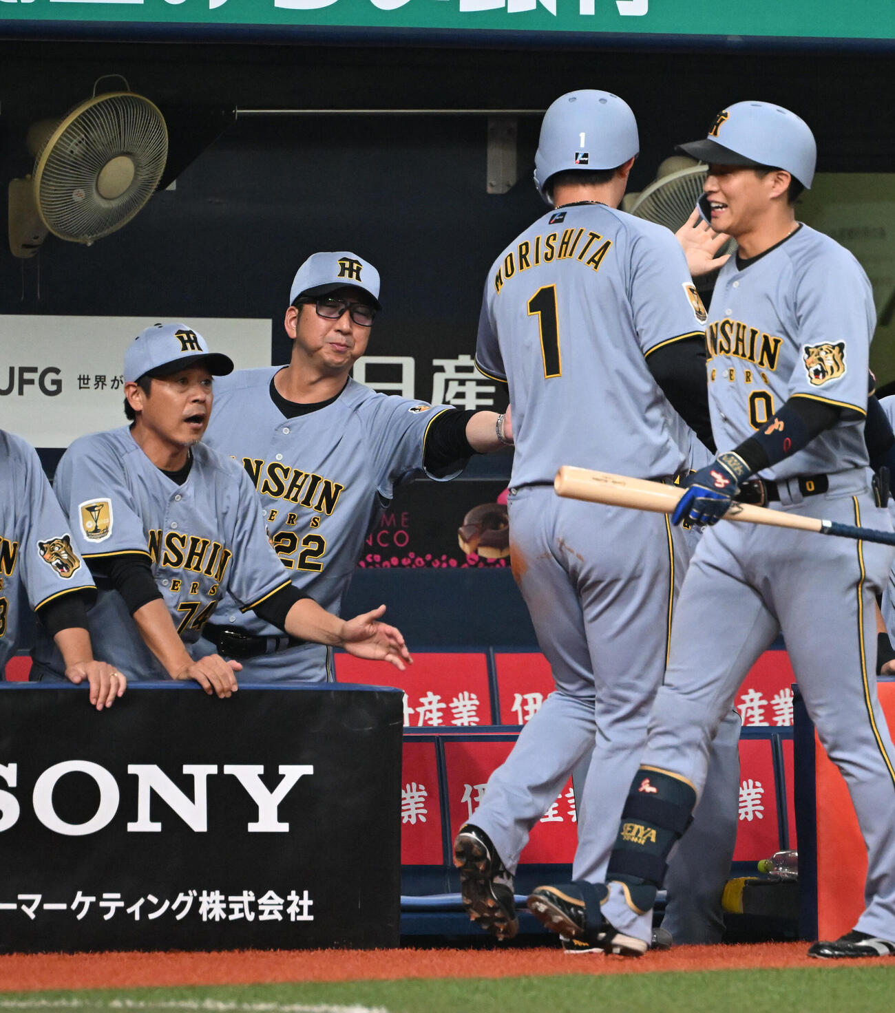 オリックス対阪神　4回表阪神無死一、三塁、大山の中犠飛で生還した森下翔太とタッチする藤川球児監督（撮影・和賀正仁）
