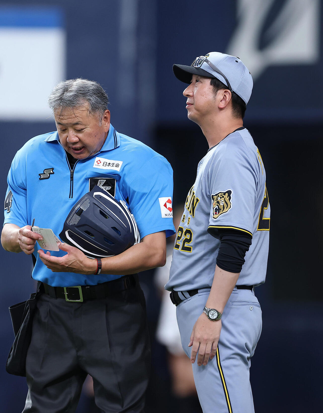 オリックス対阪神　7回表を終え、選手交代を告げる阪神藤川球児監督（撮影・前田充）