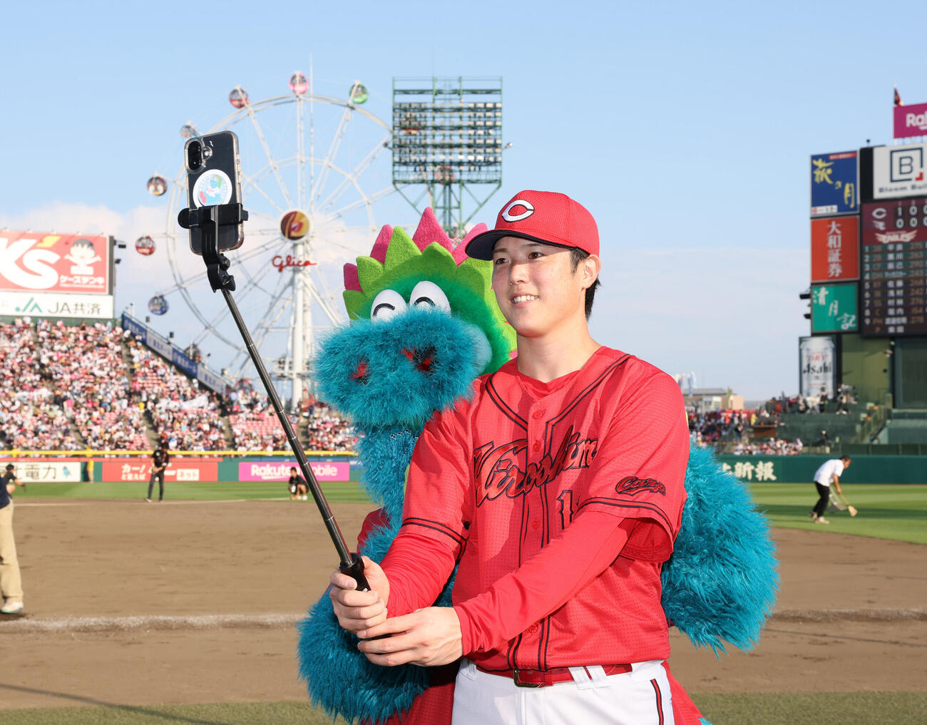 楽天対広島　完封勝利で5勝目を挙げた広島森下暢仁はスラィリーとスマホで記念撮影（撮影・浅見桂子）