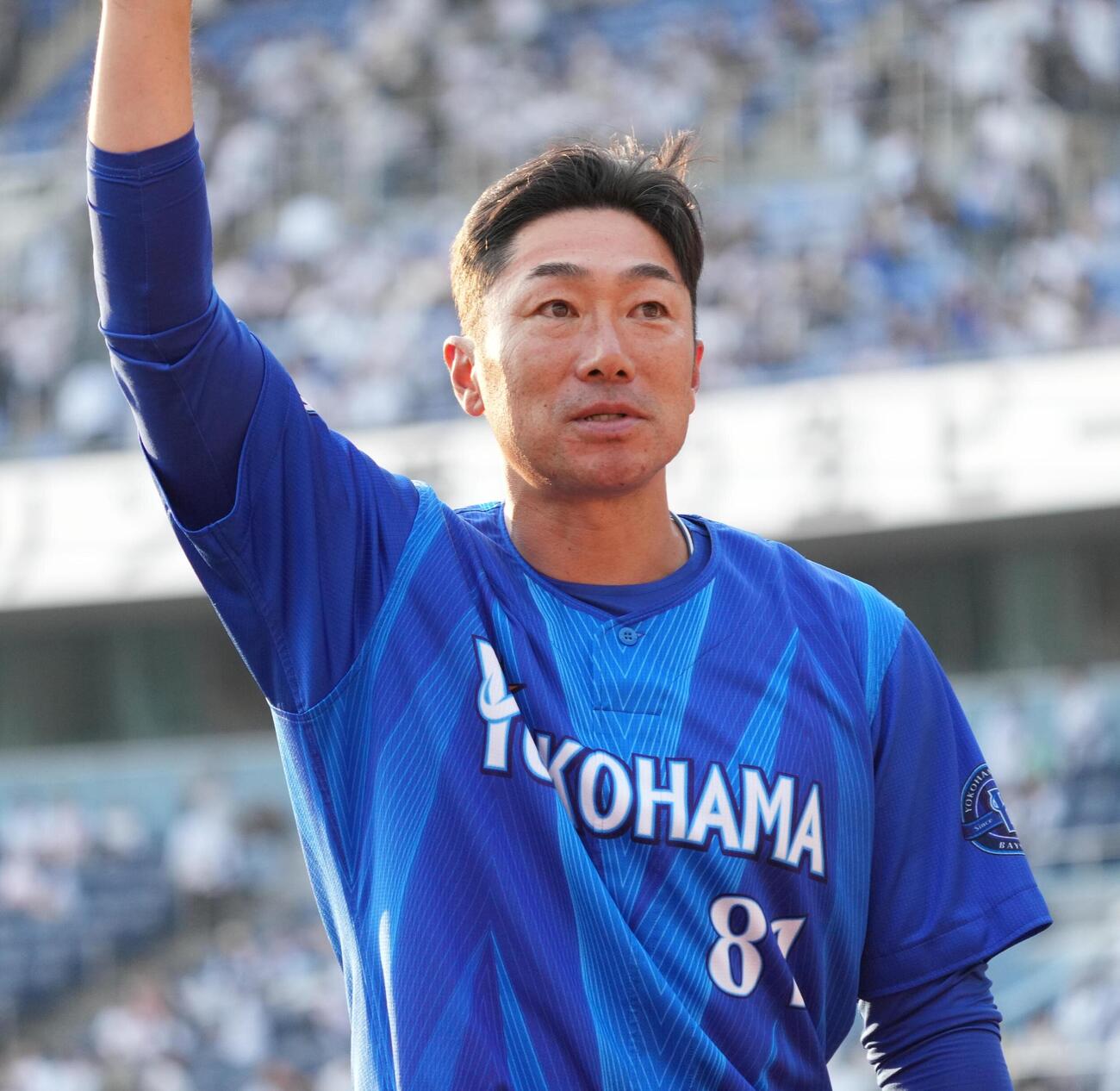 ロッテ対DeNA　連敗を脱出しスタンドのファンに手を振るDeNA相川亮二監督（撮影・小沢裕）