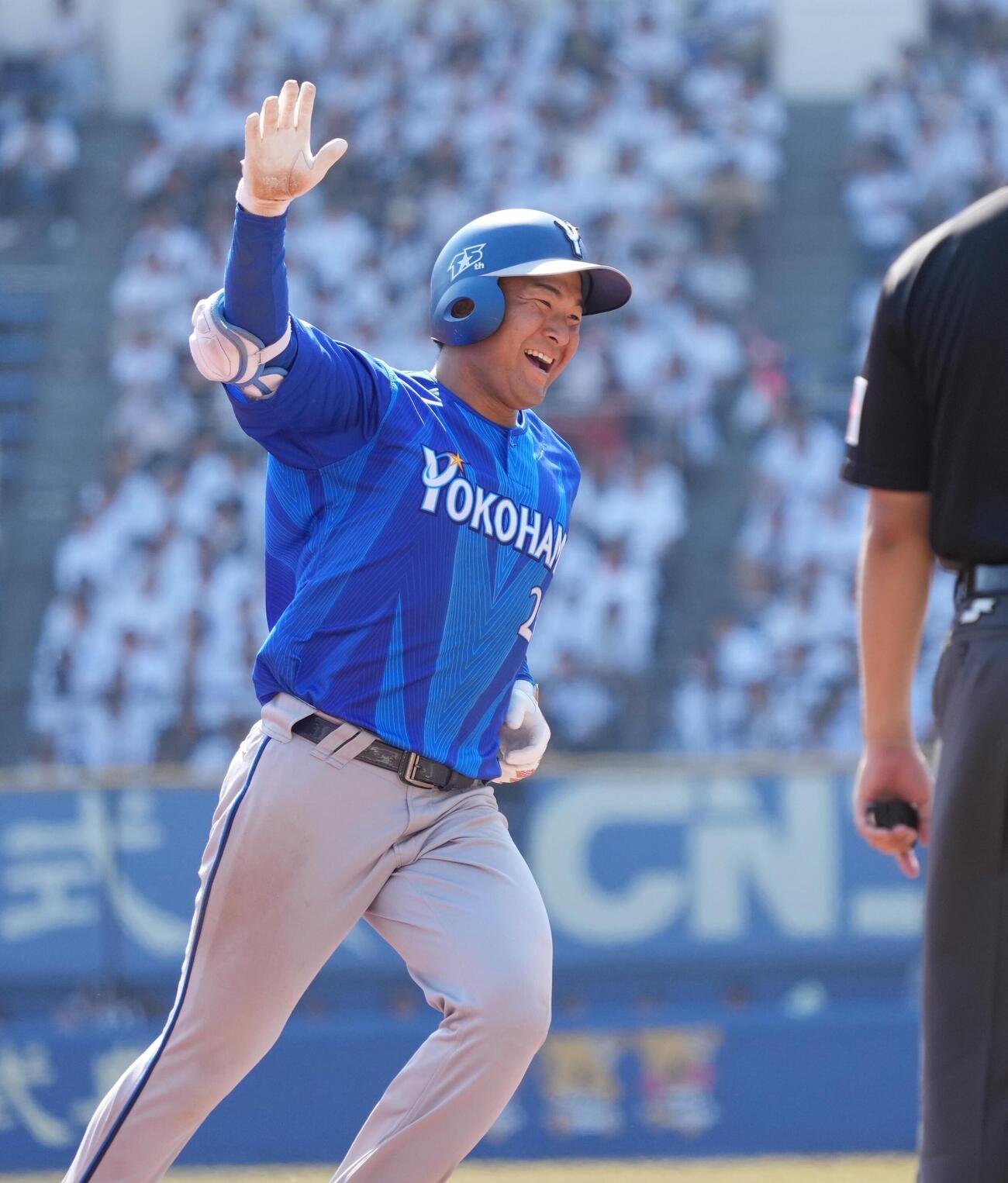ロッテ対DeNA 2回表DeNA1死一、二塁、勝又温史は中越えに3点本塁打を放ち三塁をまわる（撮影・小沢裕）　
