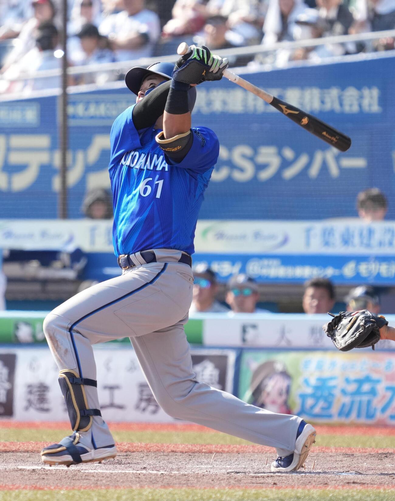 ロッテ対DeNA 4回表DeNA2死満塁、蝦名達夫は左越えに満塁本塁打を放つ（撮影・小沢裕）