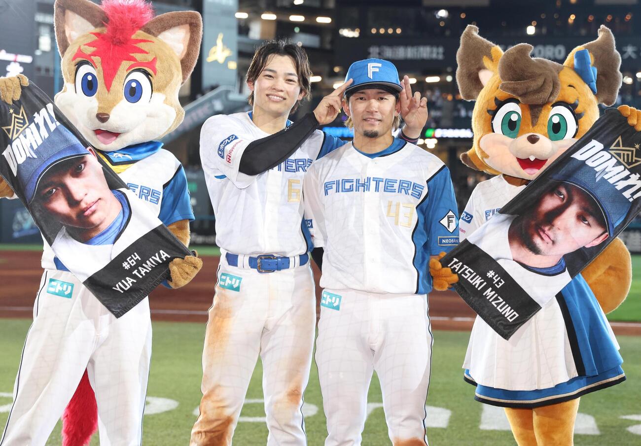 日本ハム対中日　試合後、笑顔でポーズをとる日本ハム田宮裕涼（左）と水野達稀（撮影・黒川智章）