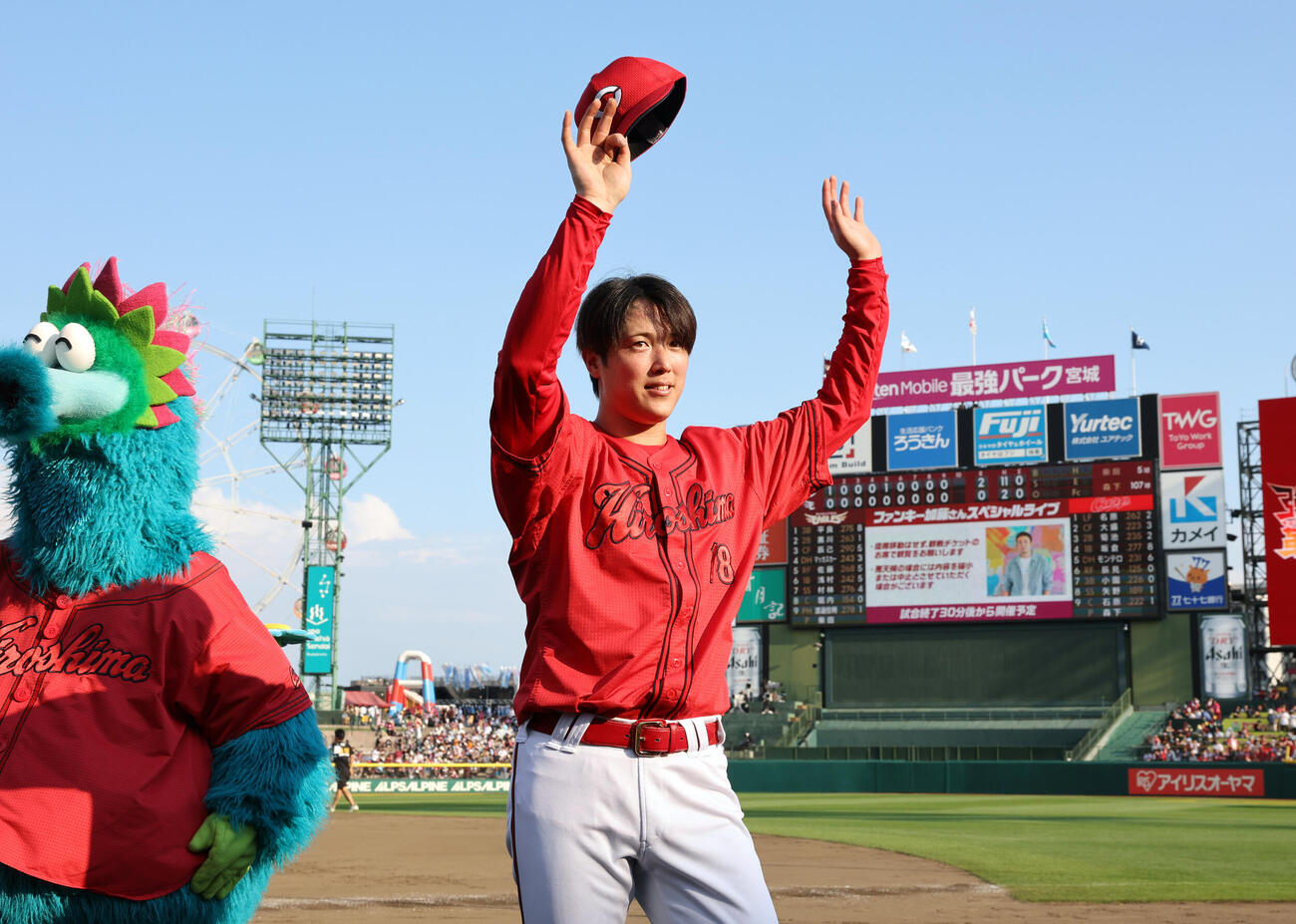 楽天対広島　完封勝利で5勝目を挙げた広島森下暢仁はスタンドに手を振る（撮影・浅見桂子）