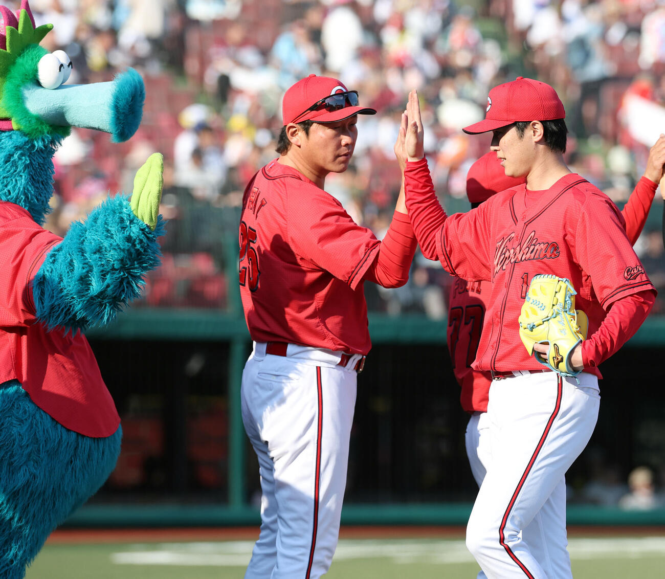 楽天対広島　完封勝利で5勝目を挙げた広島森下暢仁は新井貴浩監督とハイタッチ（撮影・浅見桂子）＝2026年6月13日