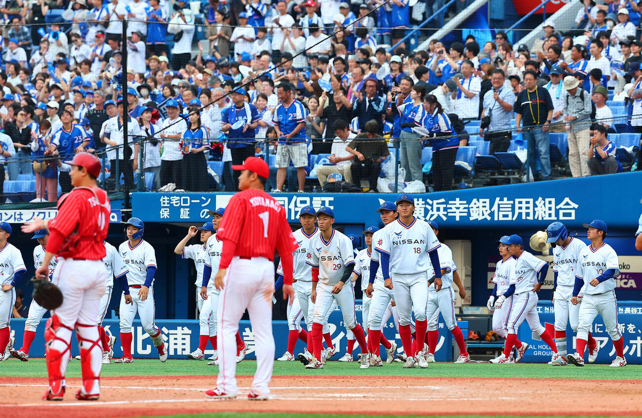 都市対抗野球西関東予選第2代表決定戦　三菱重工East対日産自動車　都市対抗野球出場を逃し整列に向かう日産自動車の選手たち（撮影・野上伸悟）