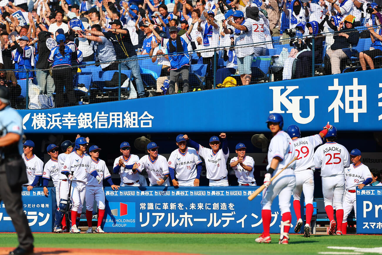 都市対抗野球西関東予選第2代表決定戦　三菱重工East対日産自動車　3回裏日産自動車2死一、二塁、角田蓮の2点適時二塁打に盛り上がる日産自動車ベンチ（撮影・野上伸悟）