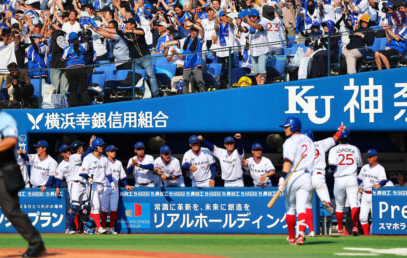 都市対抗野球西関東予選第2代表決定戦　三菱重工East対日産自動車　3回裏日産自動車2死一、二塁、角田蓮の2点適時二塁打に盛り上がる日産自動車ベンチ（撮影・野上伸悟）