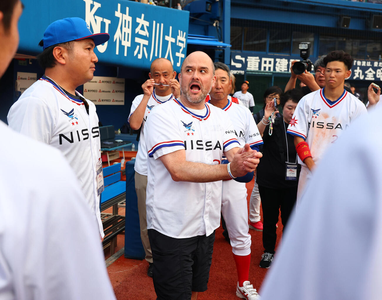 都市対抗野球西関東予選第2代表決定戦　三菱重工East対日産自動車　試合後に、円陣で敗れた選手たちをたたえる日産自動車のイバン・エスピノーサ社長（撮影・野上伸悟）