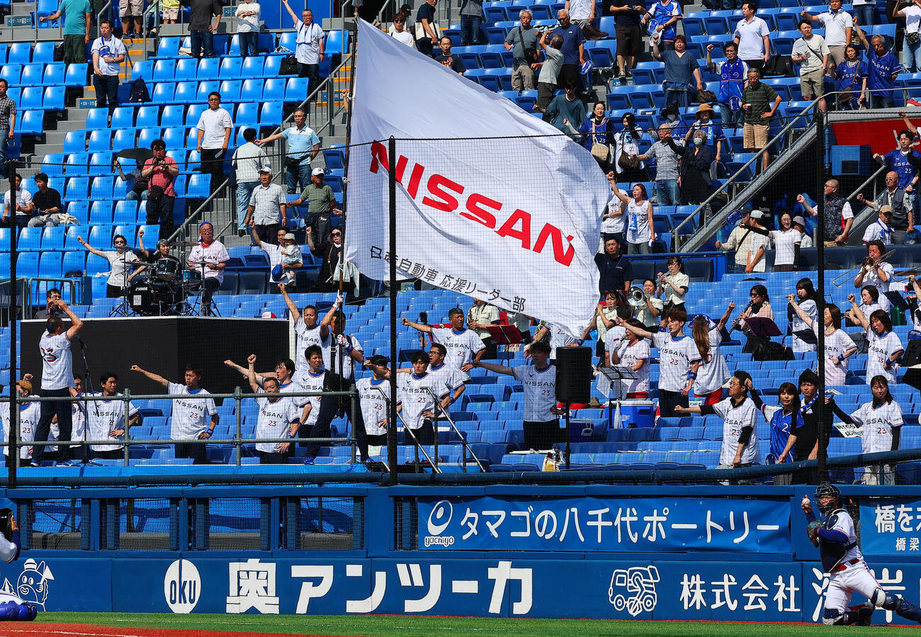 都市対抗野球西関東予選第2代表決定戦　三菱重工East対日産自動車　盛り上がる日産自動車応援席（撮影・野上伸悟）