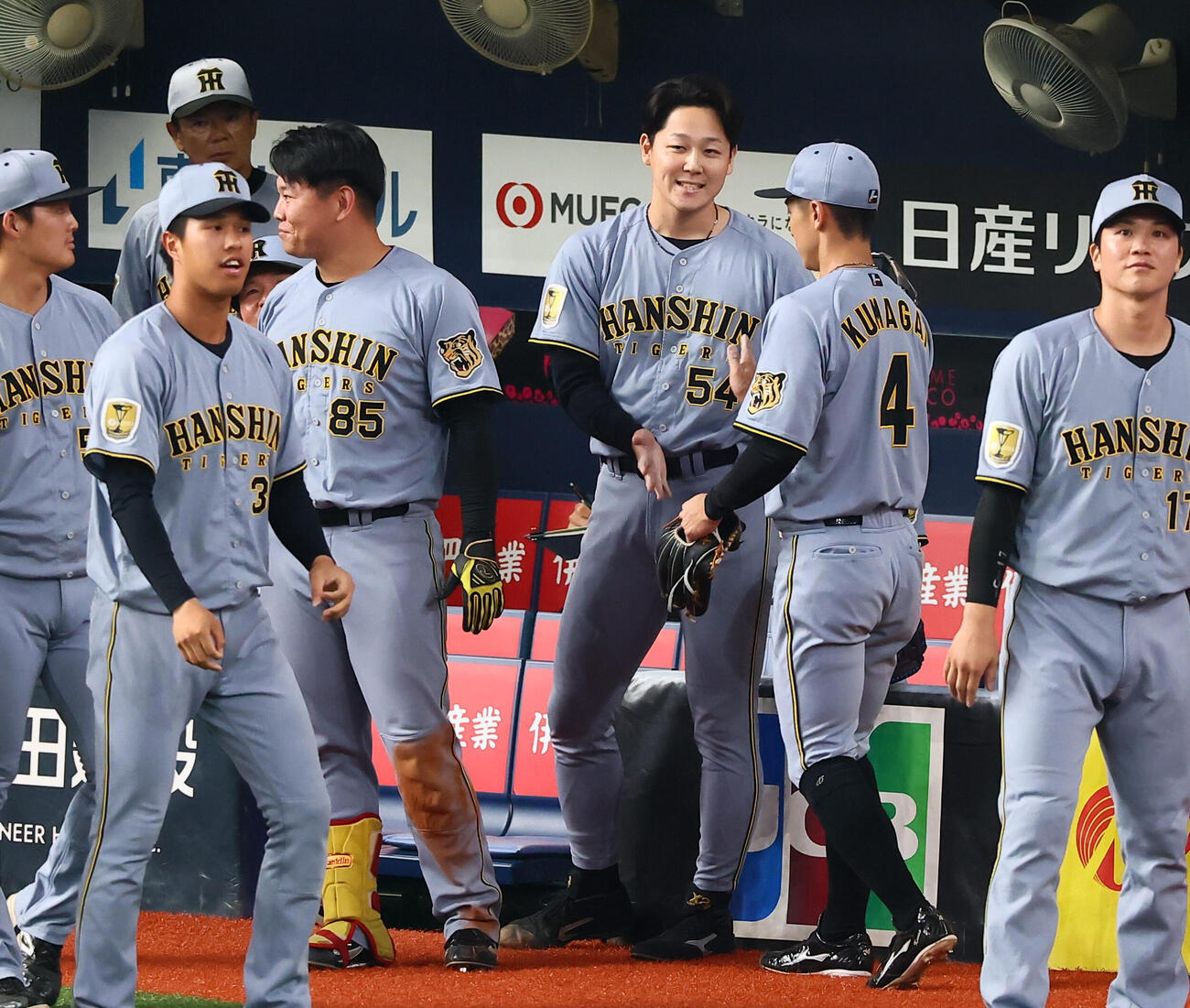 オリックス対阪神　7回裏2死一、二塁、畠世周降板の緊急登板で太田椋を三振に仕留めた木下里都はベンチ前でナインとタッチする（撮影・加藤哉）