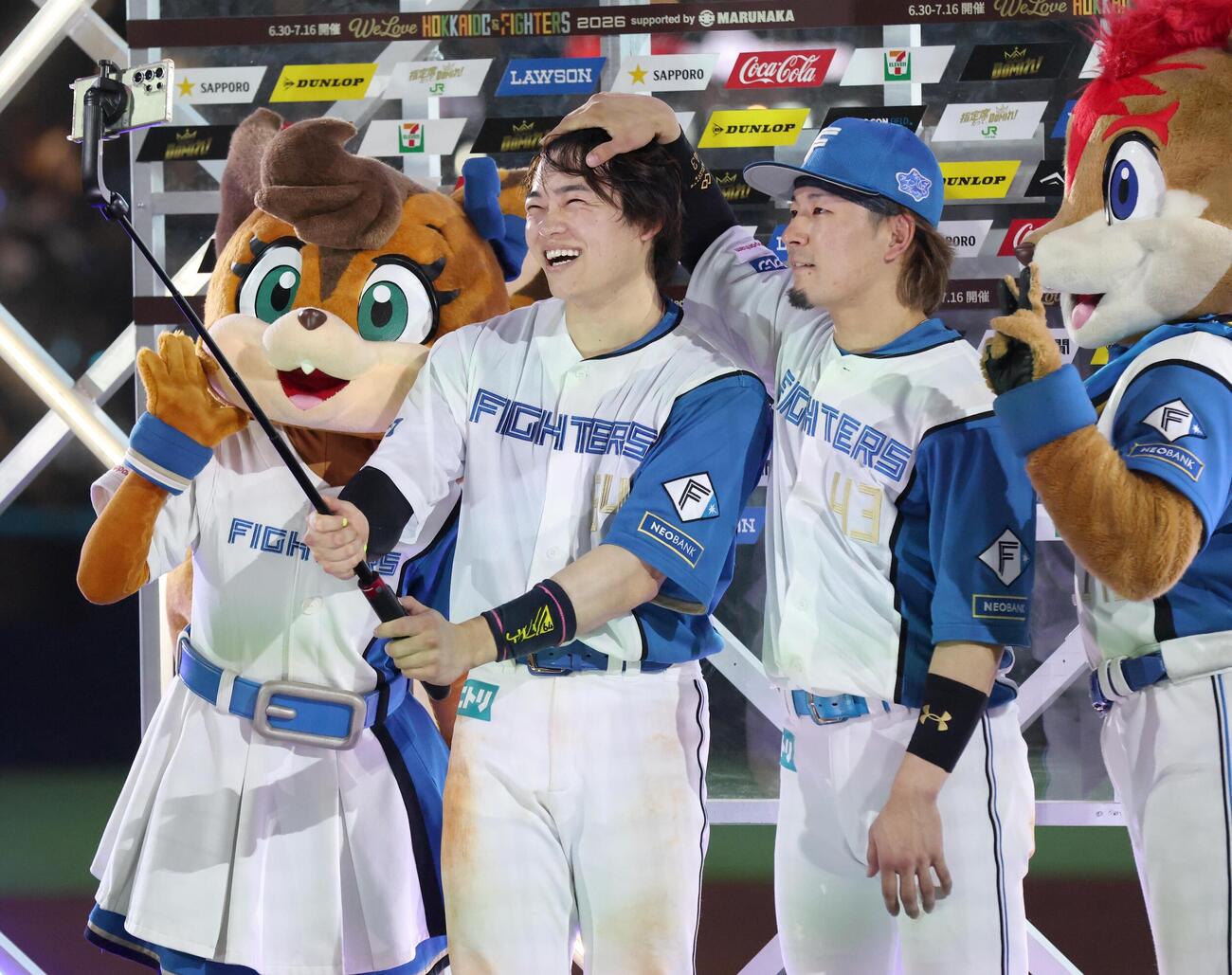 日本ハム対中日　お立ち台で「自撮り」する日本ハム田宮裕涼（左）と水野達稀（撮影・黒川智章）
