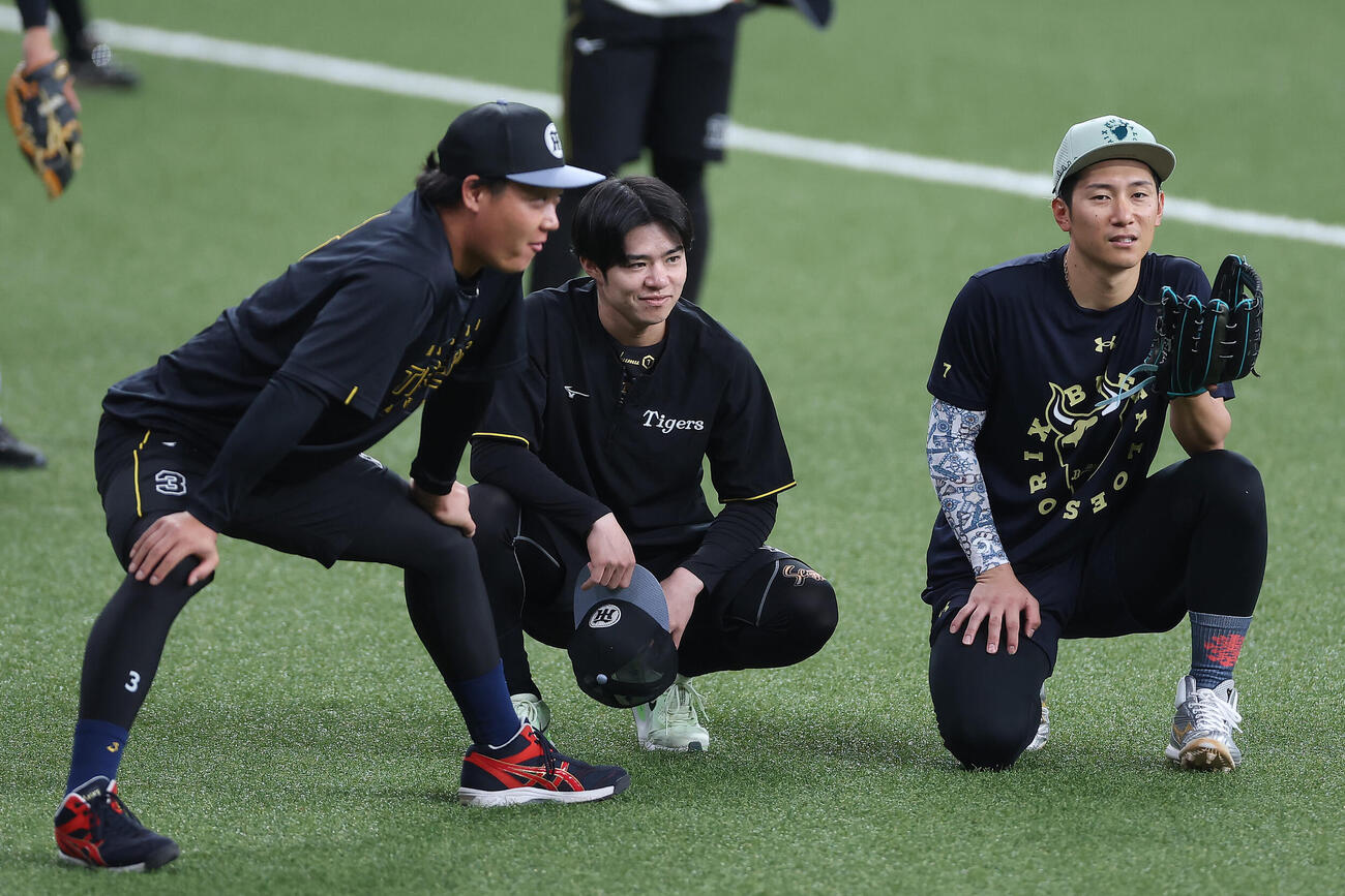 オリックス対阪神　試合前練習で言葉を交わす、左から阪神大山悠輔、中野拓夢、オリックス西川龍馬（撮影・前田充）