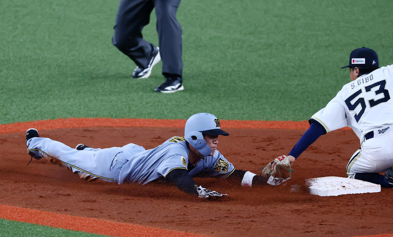 オリックス対阪神　5回表阪神1死一塁、福島圭音は打者中野拓夢のとき二塁盗塁失敗。野手宜保翔（撮影・加藤哉）