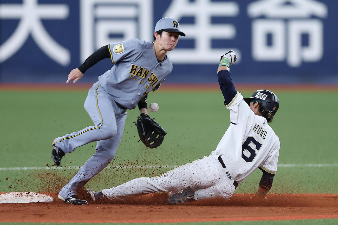 オリックス対阪神　6回裏オリックス1死一、三塁、二盗を決める宗佑磨。二塁手中野拓夢（撮影・前田充）