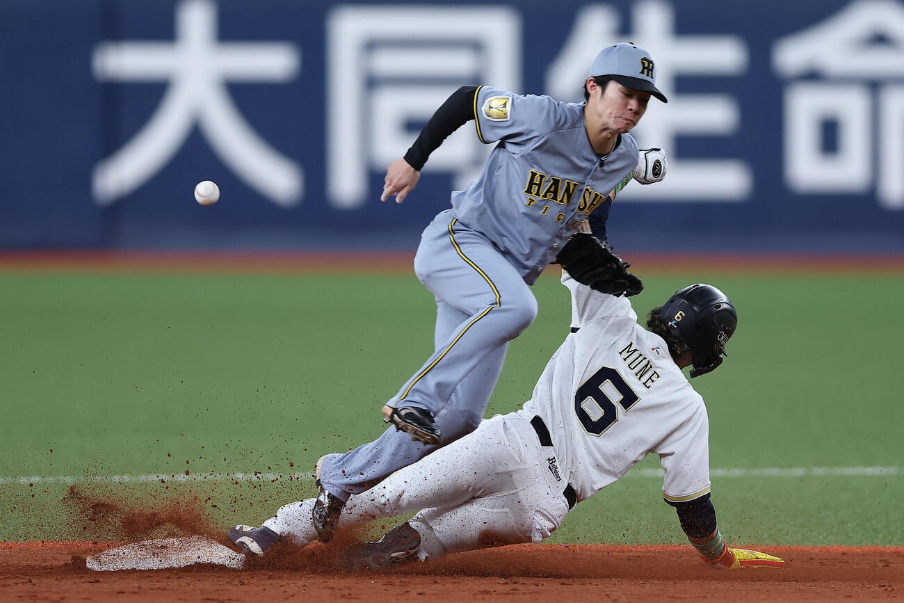 オリックス対阪神　6回裏オリックス1死一、三塁、二盗を決める宗佑磨。二塁手中野拓夢（撮影・前田充）