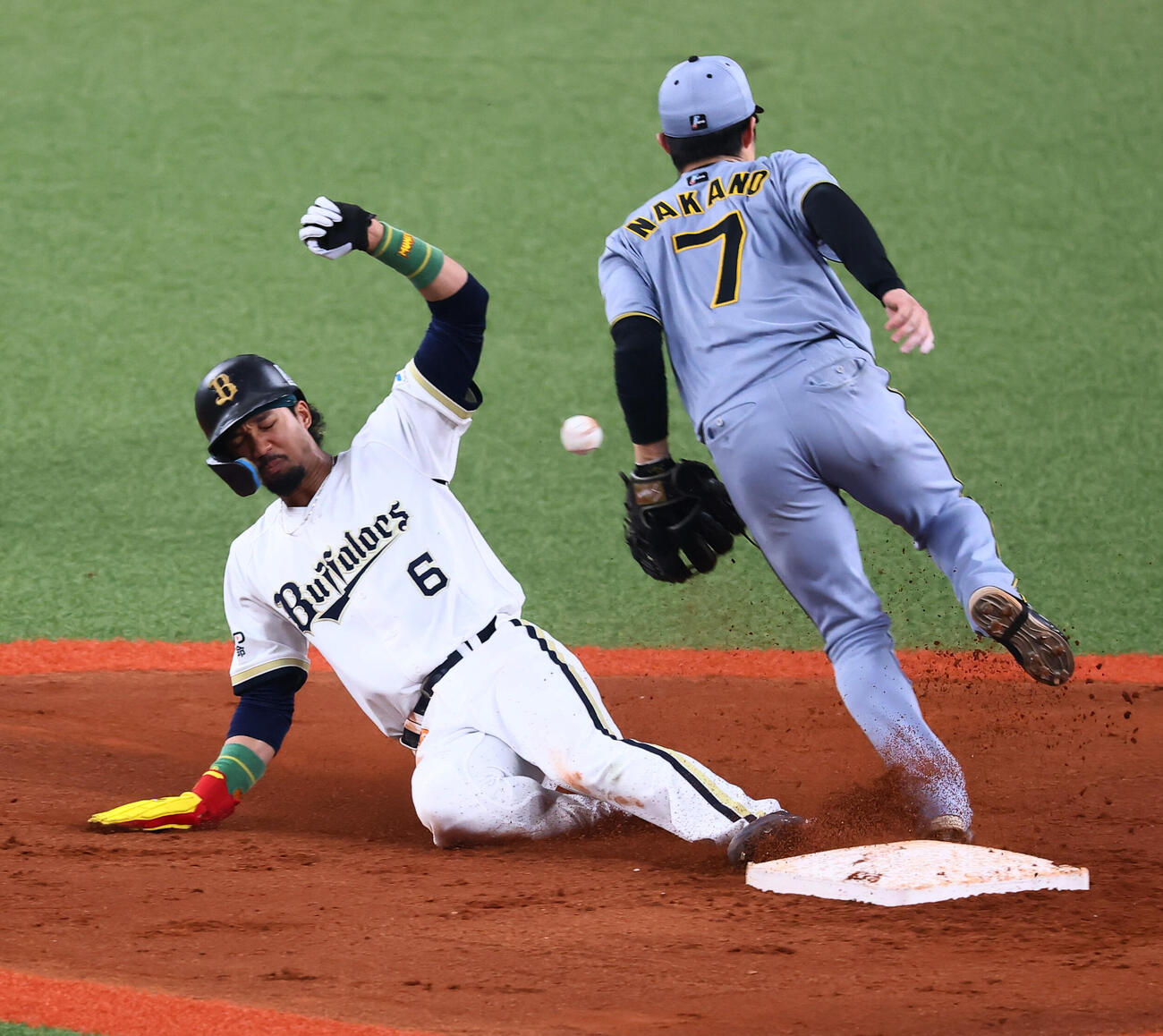 オリックス対阪神　6回裏オリックス1死一、三塁、中野拓夢は坂本誠志郎からの悪送球を捕球出来ず。一走は宗佑磨（撮影・加藤哉）　