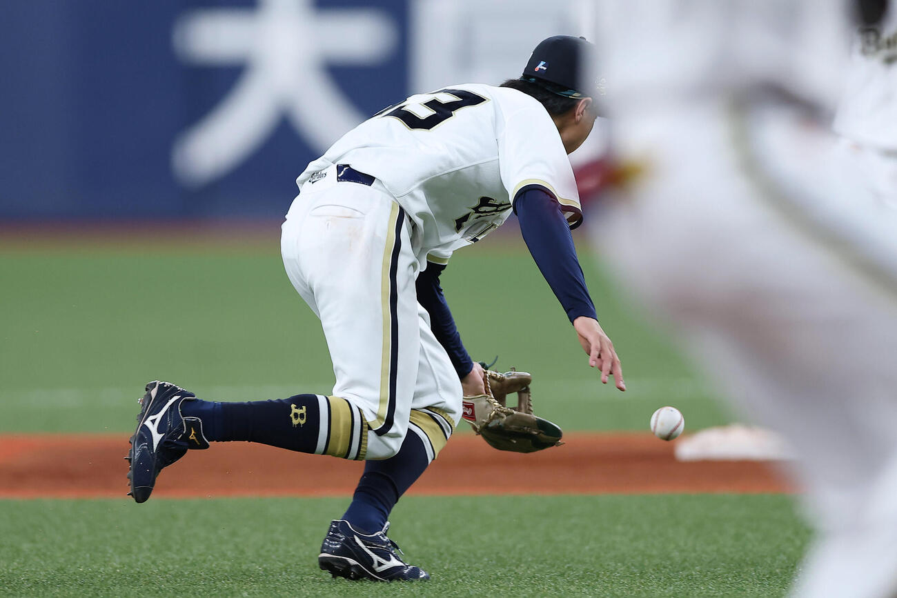 オリックス対阪神　6回表阪神1死一、二塁、嶋村麟士朗の打球をはじく遊撃手宜保翔（撮影・前田充）