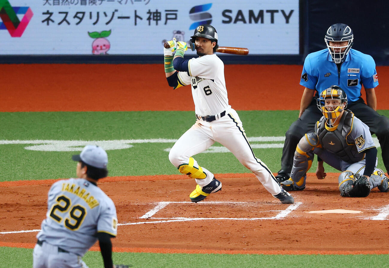 オリックス対阪神　6回裏オリックス1死一、二塁、宗佑磨は適時打を放つ。投手高橋遥人（撮影・加藤哉）