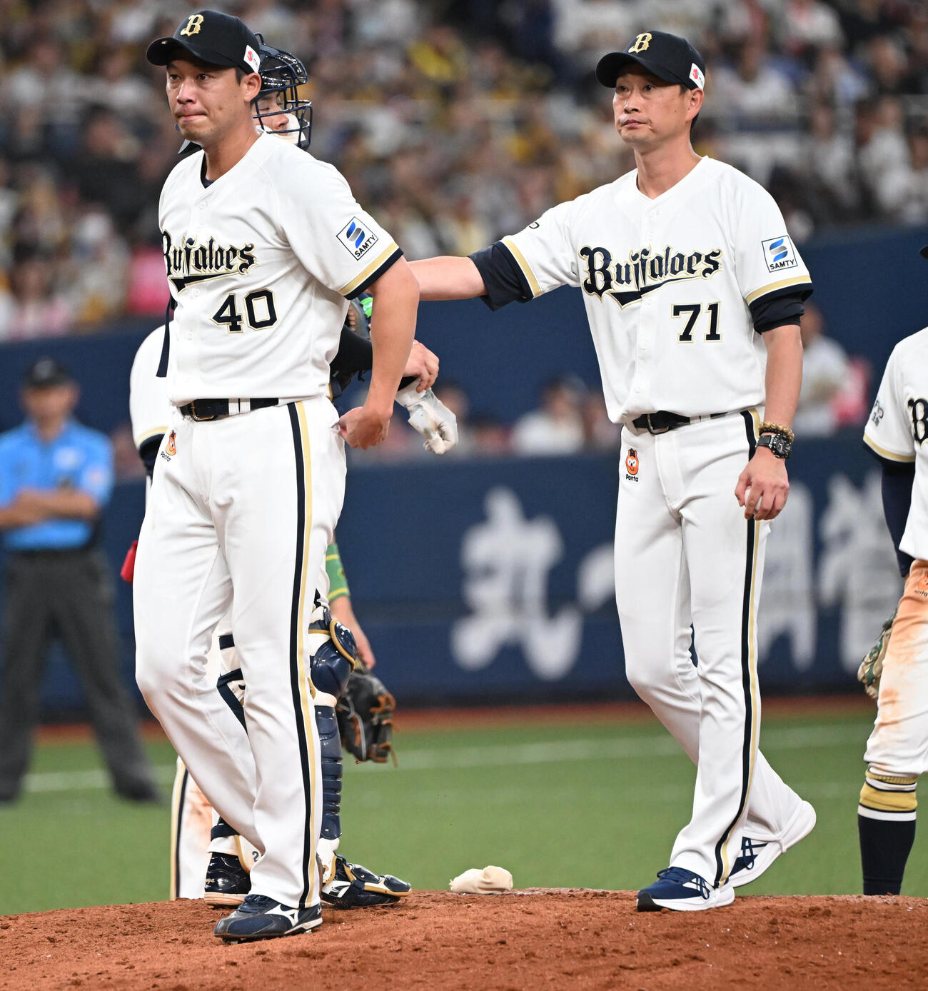 オリックス対阪神　9回、2点を失い岩崎翔（左）を降板させるオリックス岸田護監督（撮影・和賀正仁）