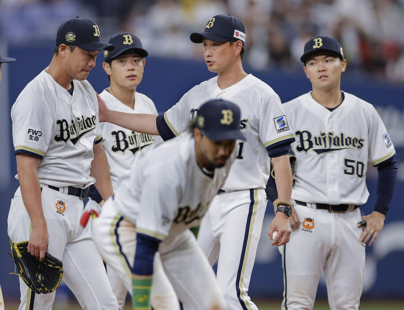 9回、岩崎（左端）に降板を告げるオリックス・岸田監督（共同）