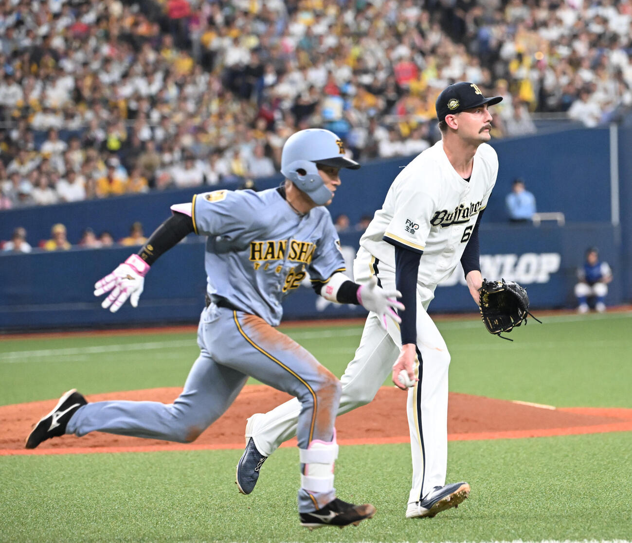 オリックス対阪神　3回表阪神1死、福島を投ゴロとするシェーン・ジェリー（撮影・和賀正仁）