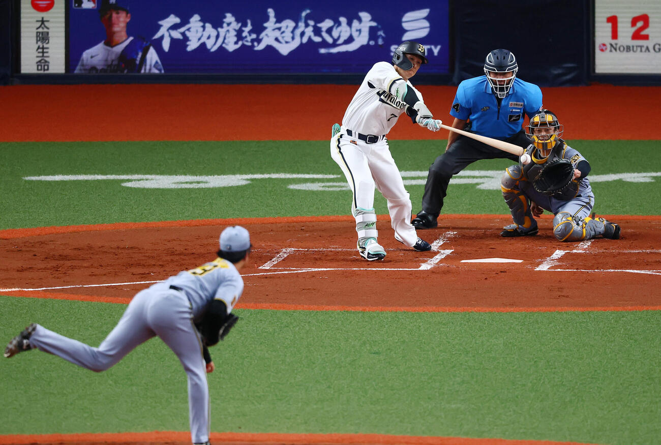 オリックス対阪神　1回裏オリックス2死、西川龍馬は中前打を放つ。投手高橋遥人（撮影・加藤哉）