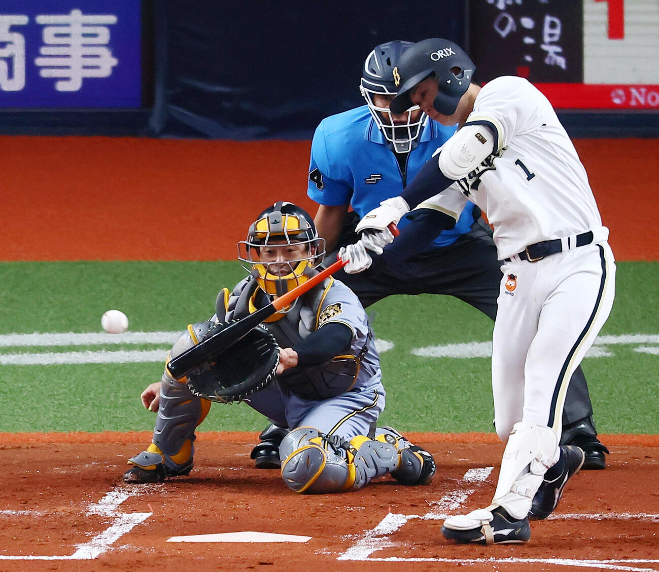 オリックス対阪神　1回裏オリックス2死一塁、太田椋は右前打を放つ（撮影・加藤哉）　　　　
