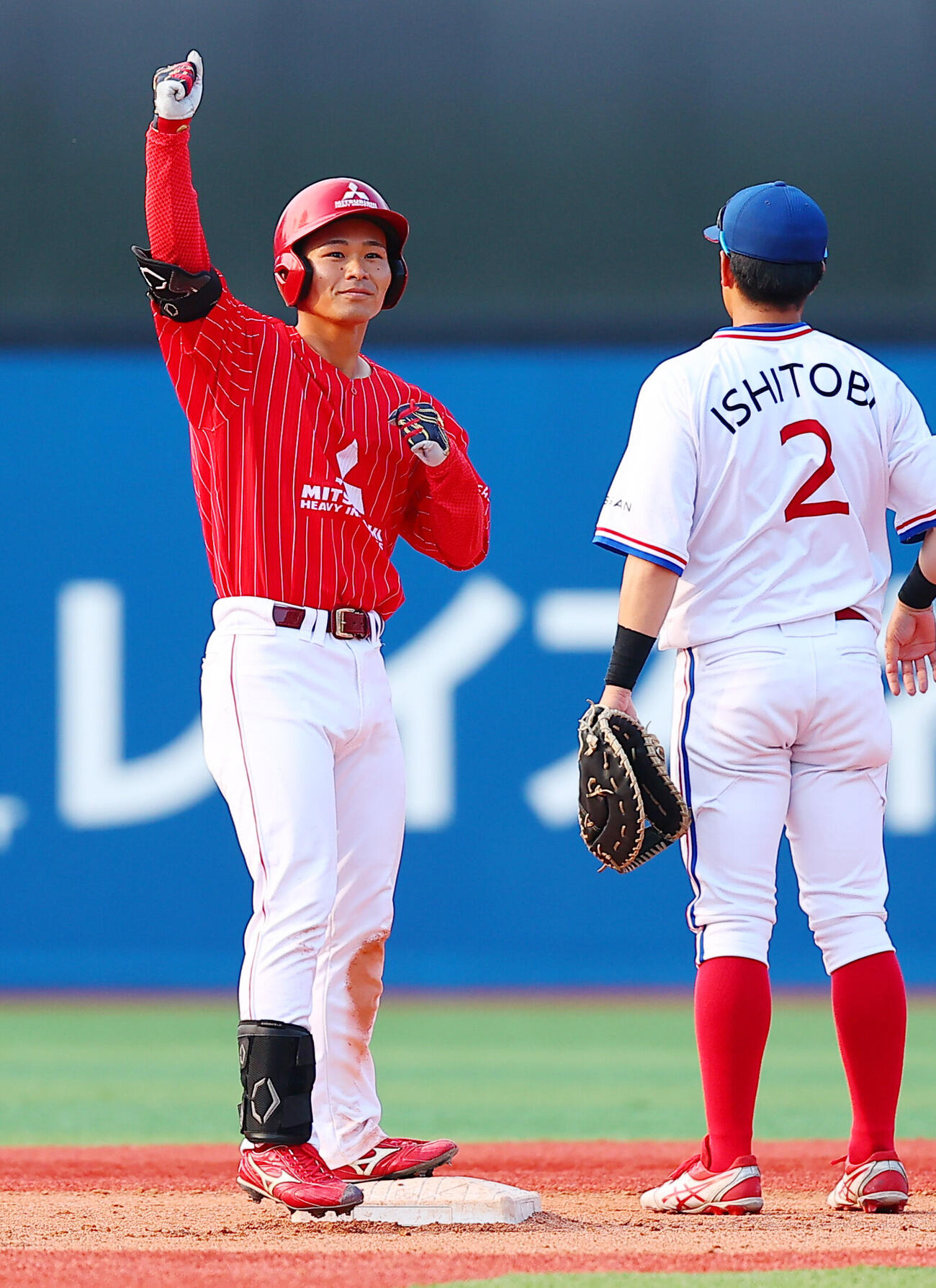 都市対抗野球西関東予選第2代表決定戦　三菱重工East対日産自動車　7回表三菱重工East無死一塁、適時二塁打を放ち喜ぶ小沢周平（撮影・野上伸悟）＝2026年6月13日