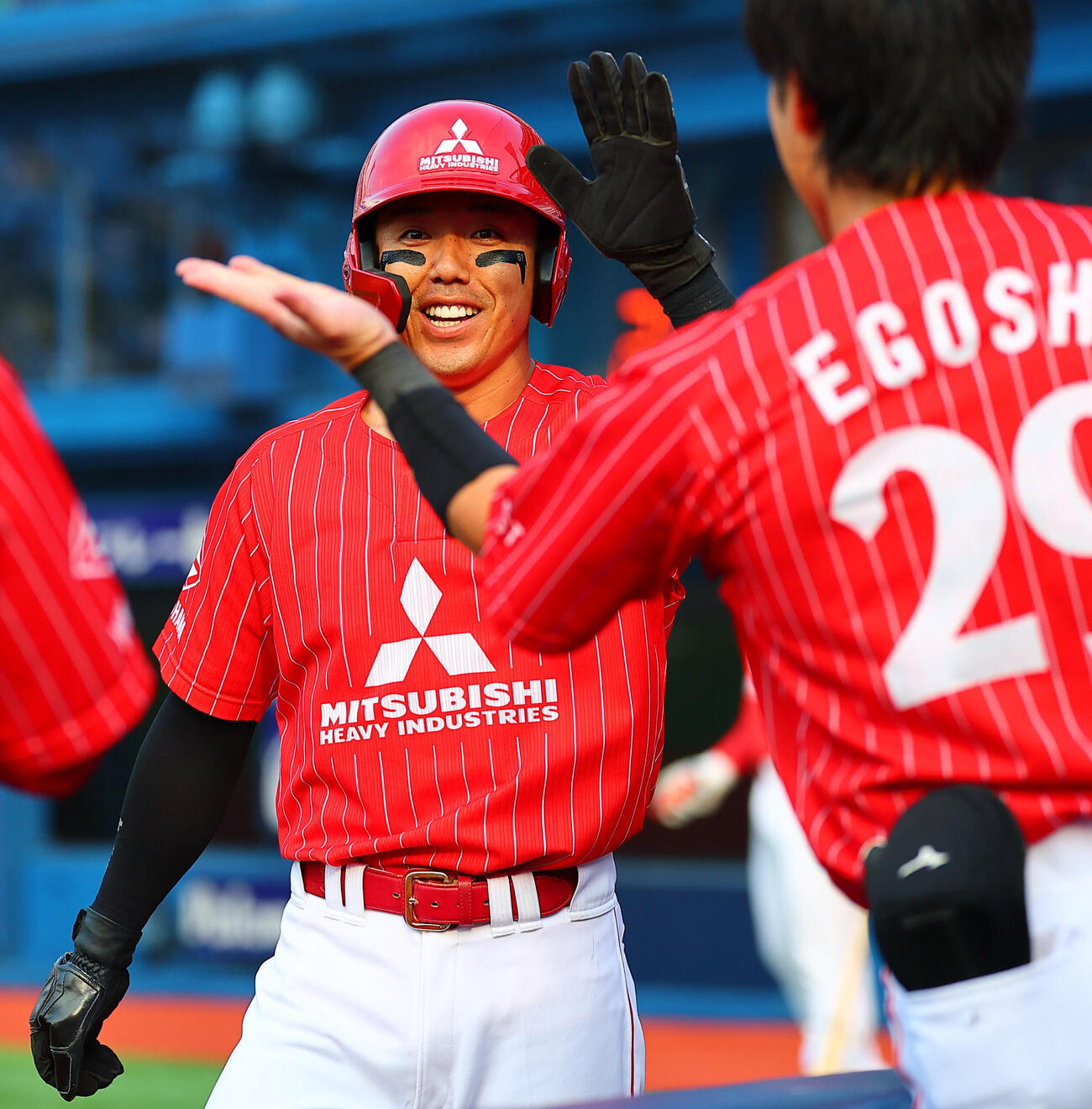 都市対抗野球西関東予選第2代表決定戦　7回表三菱重工East無死一塁、小沢周平の適時二塁打で生還し喜ぶ矢野幸耶（撮影・野上伸悟）＝2026年6月13日
