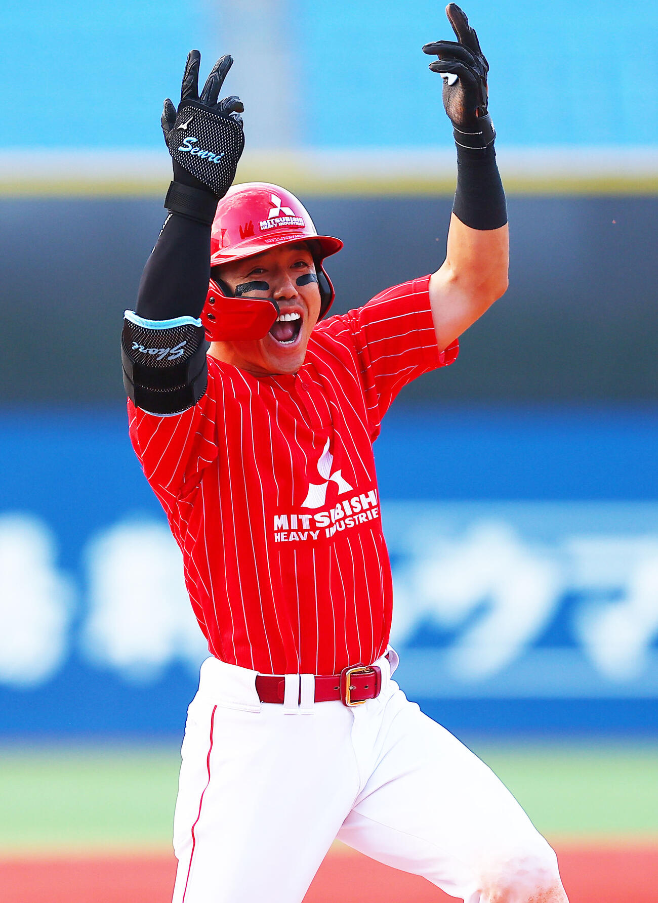 都市対抗野球西関東予選第2代表決定戦　三菱重工East対日産自動車　8回表三菱重工East2死三塁、適時三塁打を放ち喜ぶ矢野幸耶（撮影・野上伸悟）＝2026年6月13日