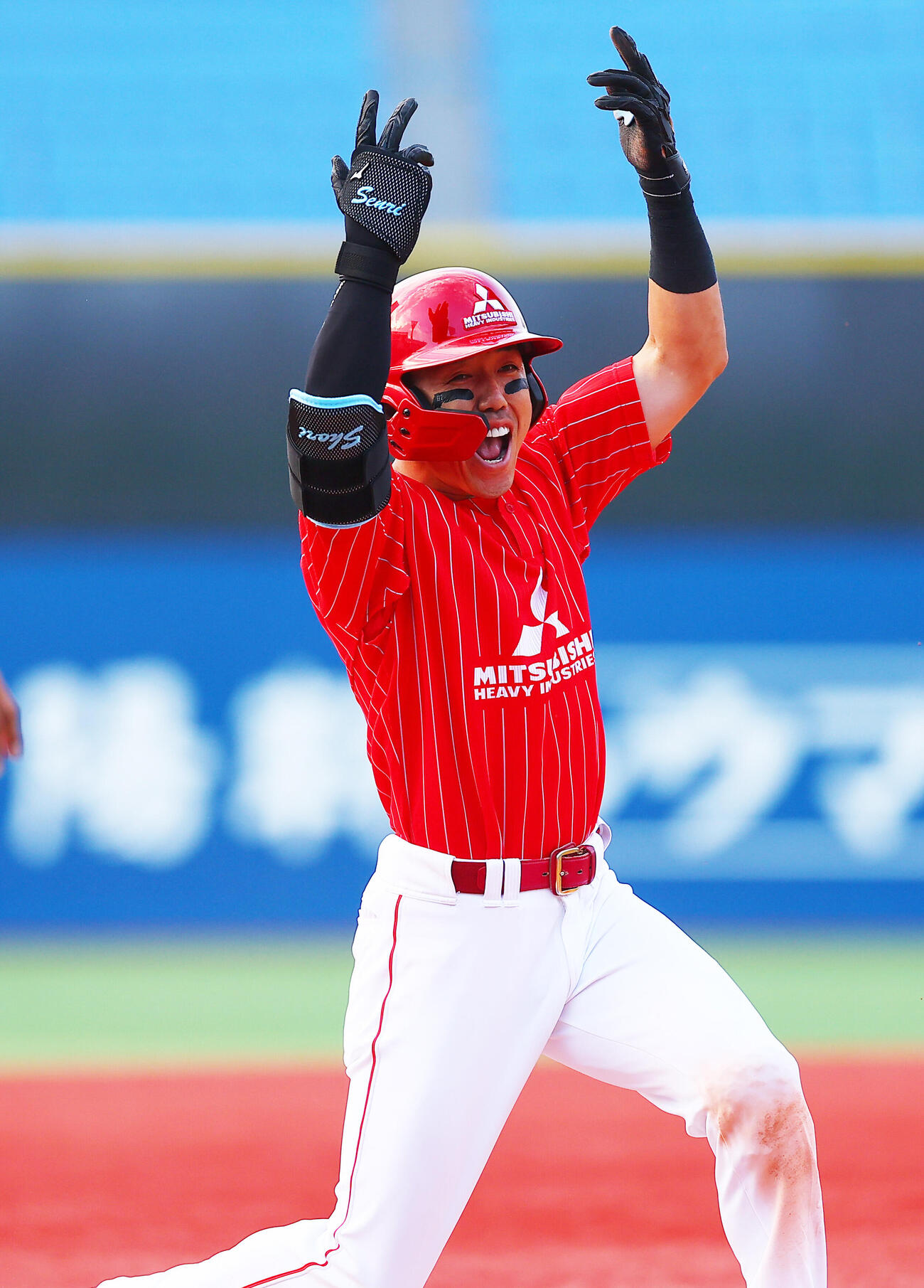 都市対抗野球西関東予選第2代表決定戦　三菱重工East対日産自動車　8回表三菱重工East2死三塁、適時三塁打を放ち喜ぶ矢野幸耶（撮影・野上伸悟）＝2026年6月13日