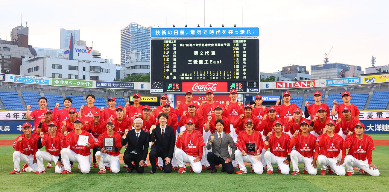 都市対抗野球西関東予選第2代表決定戦　第2代表となり記念写真する三菱重工Eastの選手、スタッフ（撮影・野上伸悟）＝2026年6月13日