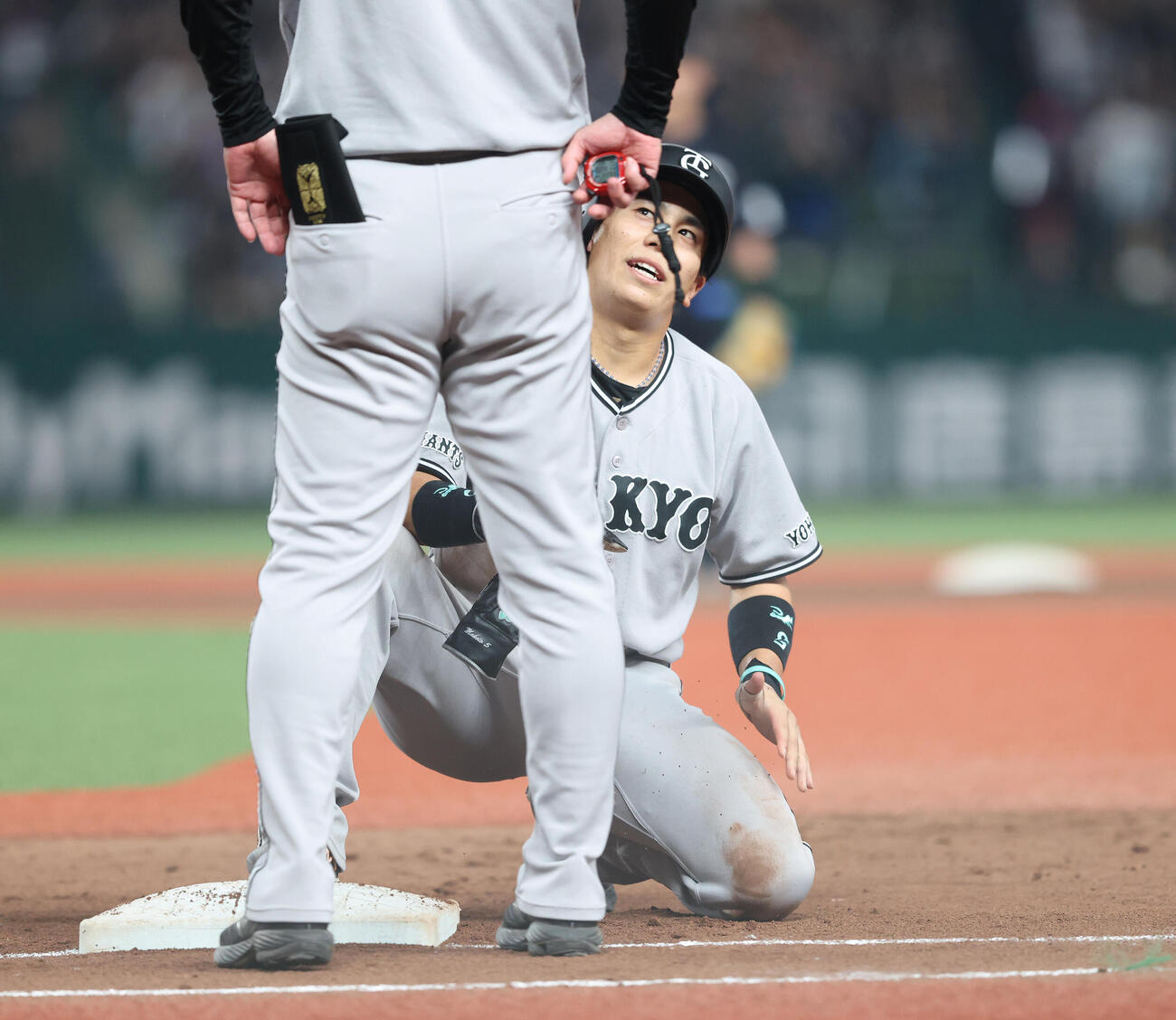 交流戦　西武対巨人　5回表巨人無死一塁、隅田知一郎のけん制球に倒れる門脇誠（撮影・河田真司）