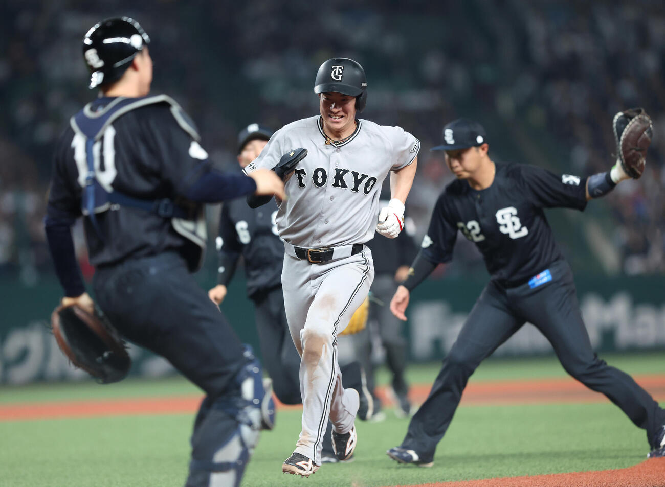 交流戦　西武対巨人　6回表巨人2死一塁、隅田知一郎のけん制でアウトとなる松本剛（撮影・河田真司）